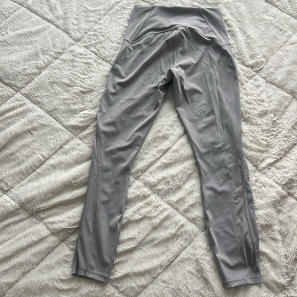 Lululemon chrome 25” leggings size 6, mesh detailing to calves - Picture 2 of 3